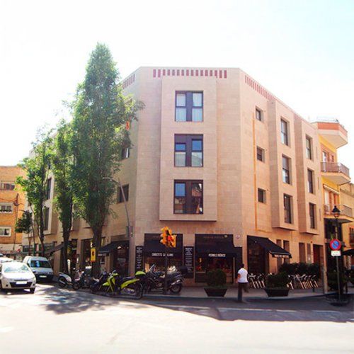 Edificio de 19 viviendas y 3 locales situado en la Calle Francesc Moragas, en Sant Cugat del Vallès.